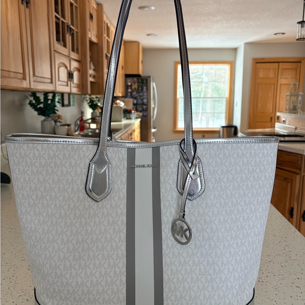 🤍 Michael Kors Signature Tote – White & Silver 🤍
